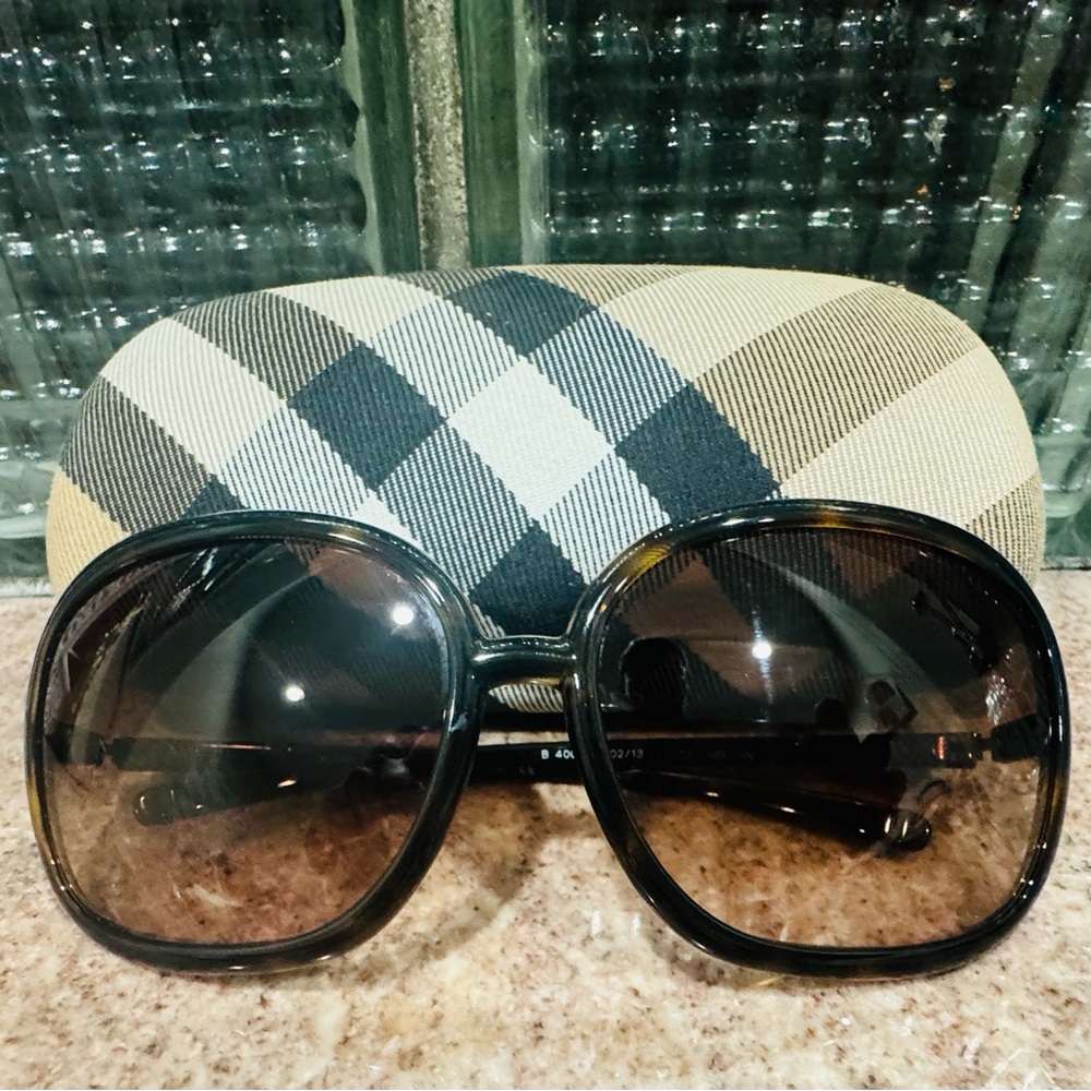 Authentic Burberry Tortoise Shell Sunglasses - Picture 5 of 7